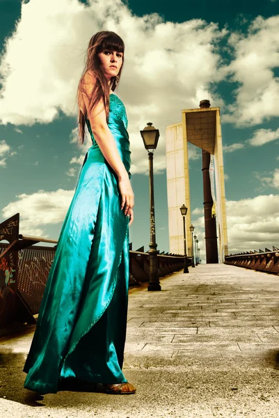 Jonge vrouw mode buiten cross verwerking jurk stedelijke scène — Stockfoto