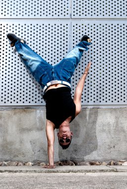 genç erkek dansçı hip hop dans kentsel sahne