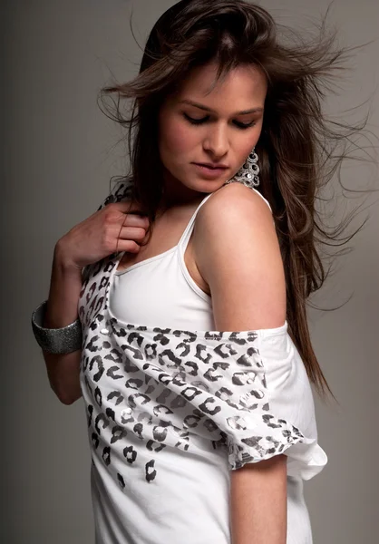 Jovem mulher beleza moda pose sobre cinza — Fotografia de Stock