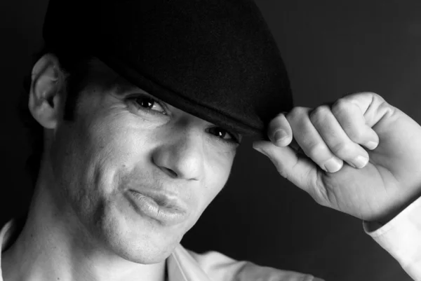 Knappe man portret hoed zwart-wit — Stockfoto
