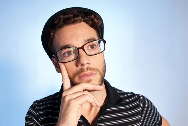 Giovane uomo moderno nerd pensiero ampio angolo ritratto blu sfondo — Foto Stock