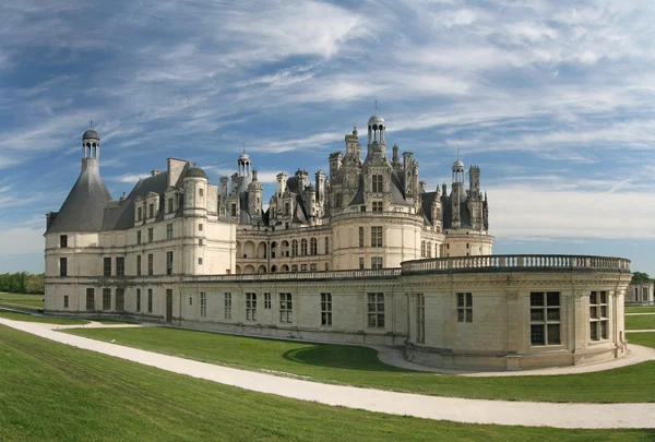 Kasteel van Chambord op de rivier de loire. Frankrijk. — Stockfoto