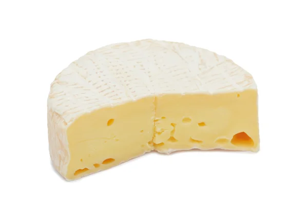 Runder Brie-Käse, mit ausgeschnittenem Schnitt, isoliert — Stockfoto