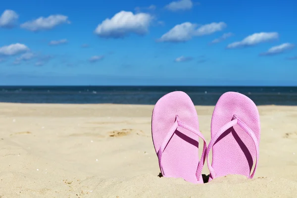 Flip Flops on Beach — Stockfoto