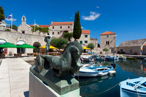Krásné přístavní město port Bol v Chorvatsku — Stock fotografie