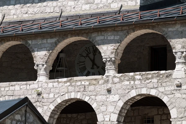 Arco con orologi nel vecchio monastero del Montenegro , — Foto Stock