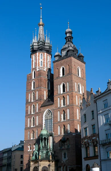 Mariacki-kyrkan i krakow, Polen — Stockfoto