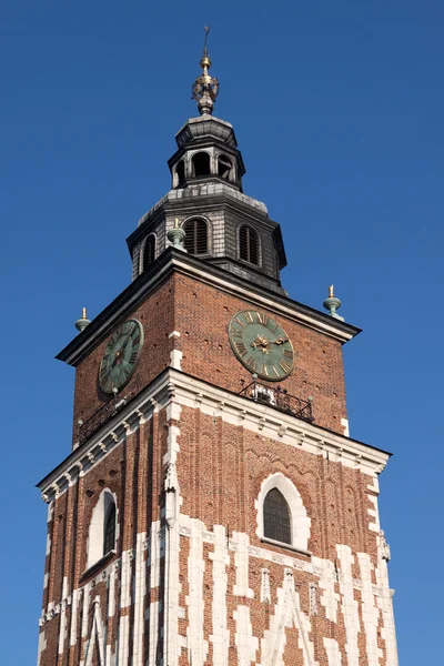 La torre del reloj gótico en la plaza principal de Cracovia — Foto de Stock