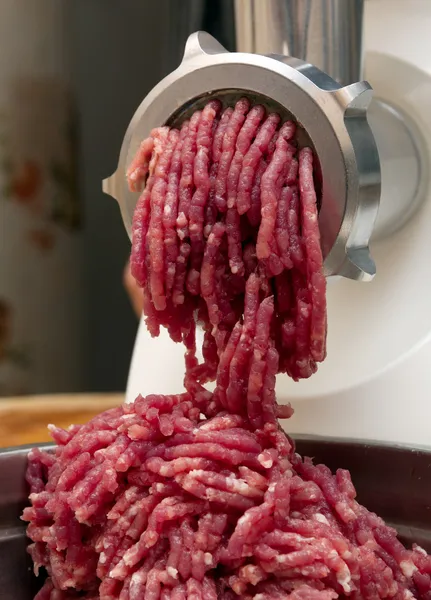 분쇄기에 다진된 고기 — 스톡 사진