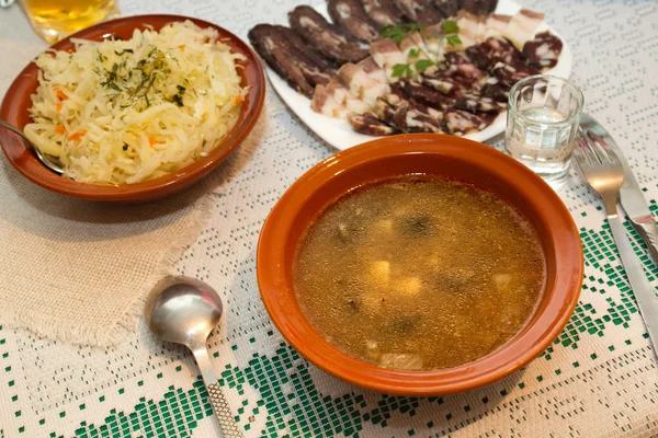 Mantar çorbası, lahana turşusu, et ve votka. — Stok fotoğraf