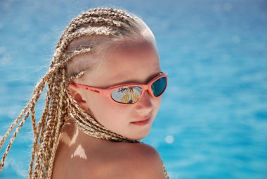 Afrika bezleri ile pembe gözlüklü kız. bir portre