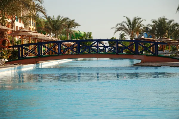 De brug door zwembad in hotel grondgebied. Egypte. Hurghada. — Stockfoto