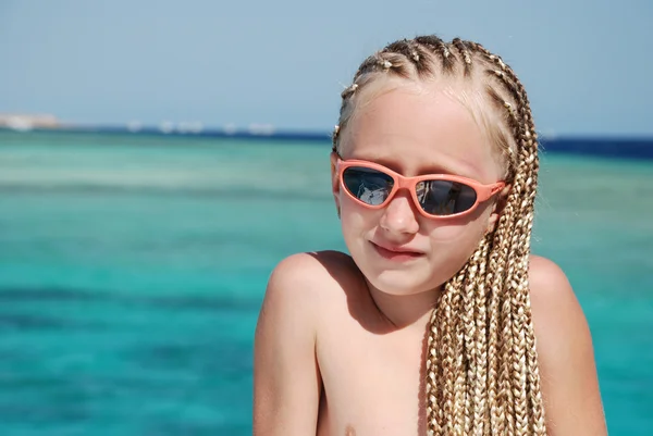 The girl in pink glasses with the African plaits. A portrait — Stock Photo, Image