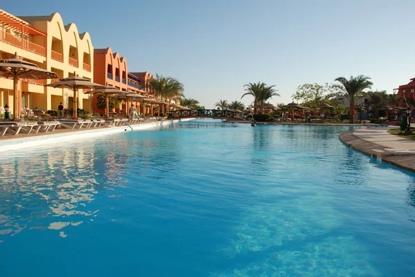 Grondgebied van hotel bij zwembad. Egypte. Hurghada. — Stockfoto