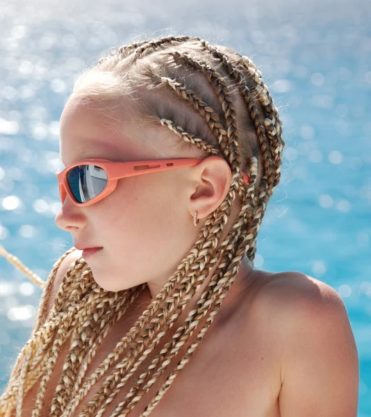 The girl in pink glasses with the African plaits. A portrait — Stock Photo, Image