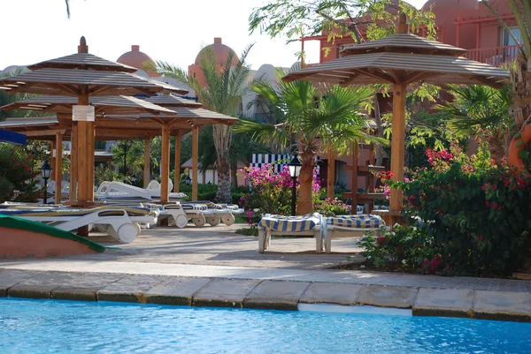 Grondgebied van hotel bij zwembad. Egypte. Hurghada. — Stockfoto