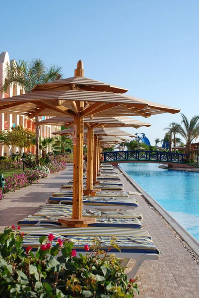 Territorio de hotel en piscina. Egipto. Hurgada . — Foto de Stock