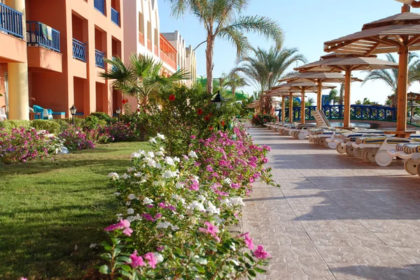 Pad langs zwembad in het hotel. Egypte. Hurghada. — Stockfoto