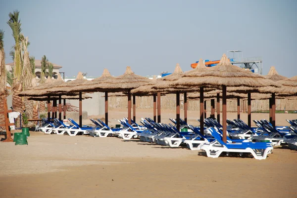 Plank bedden op een strand. Hurghada. Egypte. Hotel titanic de orienta — Stockfoto