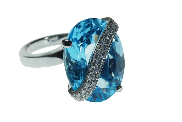 Женское кольцо с драгоценным камнем — стоковое фото