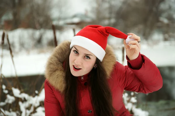 Девушка в деревянной шляпе Санта Клауса — стоковое фото