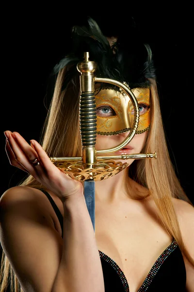 Kılıçlı maskeli kız. — Stok fotoğraf