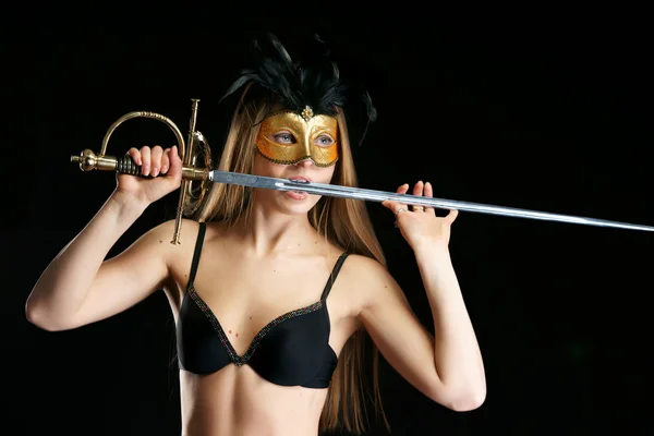 Dívka v masce s mečem — Stock fotografie