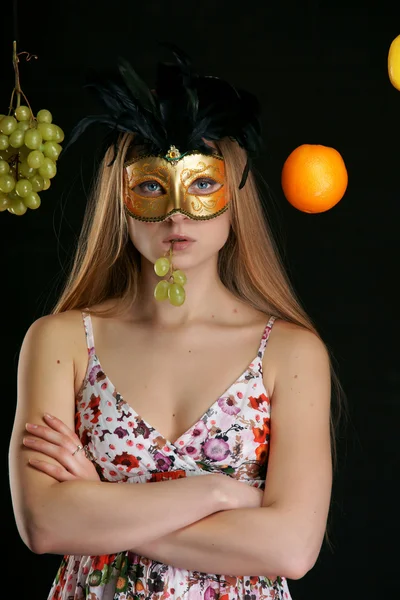Το κορίτσι σε μια μάσκα με φρούτα — Φωτογραφία Αρχείου