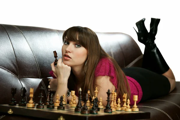 A menina com xadrez em um sofá — Fotografia de Stock