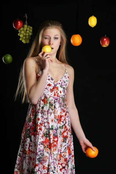 Το όμορφο κορίτσι με φρούτα — Φωτογραφία Αρχείου