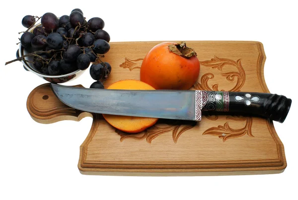 Le couteau ouzbek sur une planche à découper — Photo