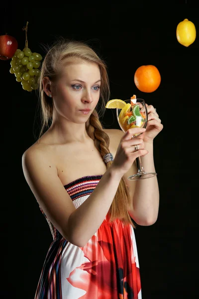Das schöne Mädchen mit den Früchten — Stockfoto