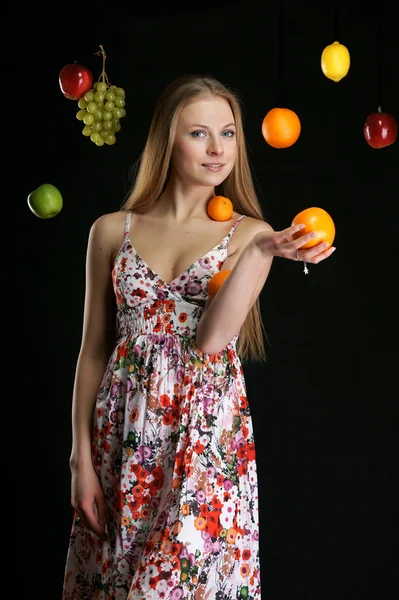 A menina bonita com fruto — Fotografia de Stock