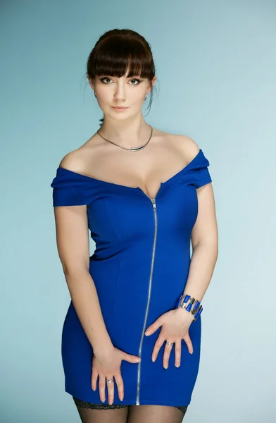 Vacker brunett i en mörk blå klänning — Stockfoto