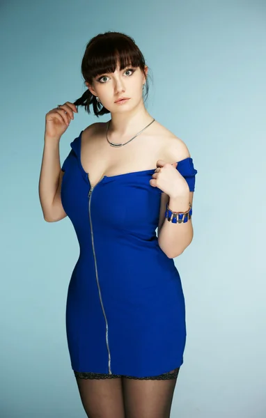Piękna brunetka w ciemno niebieską sukienkę — Zdjęcie stockowe