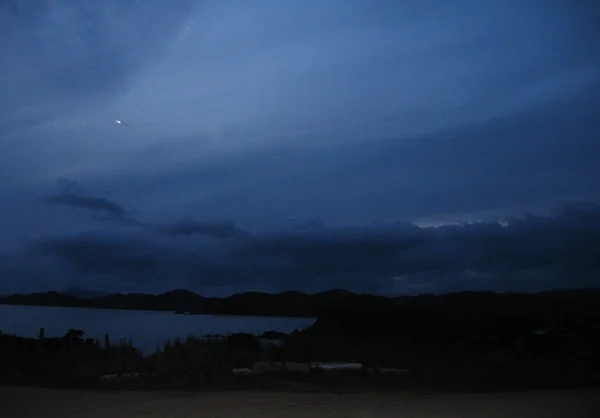 OVNI. Paisaje nocturno en la bahía "Anna — Foto de Stock