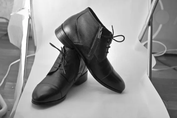 Parlak siyah adamın ayakkabıları — Stok fotoğraf