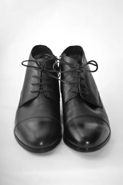 parlak siyah adamın ayakkabıları