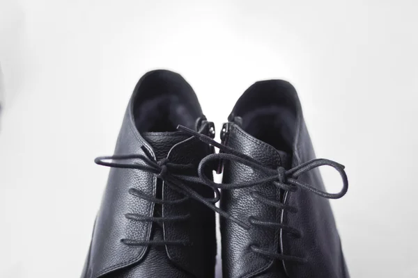 Black shiny man 's shoes — стоковое фото