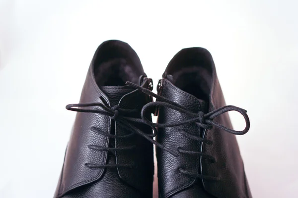 Чорні блискучі чоловічі туфлі — стокове фото