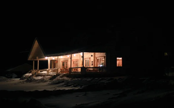 Extérieur moderne grande maison grise la nuit — Photo