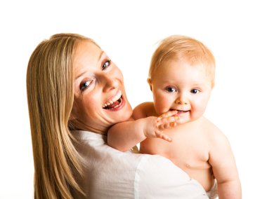 holding sevimli bebek kız üzerinde beyaz izole anne