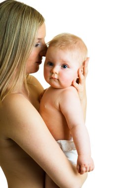 holding sevimli bebek kız üzerinde beyaz izole anne