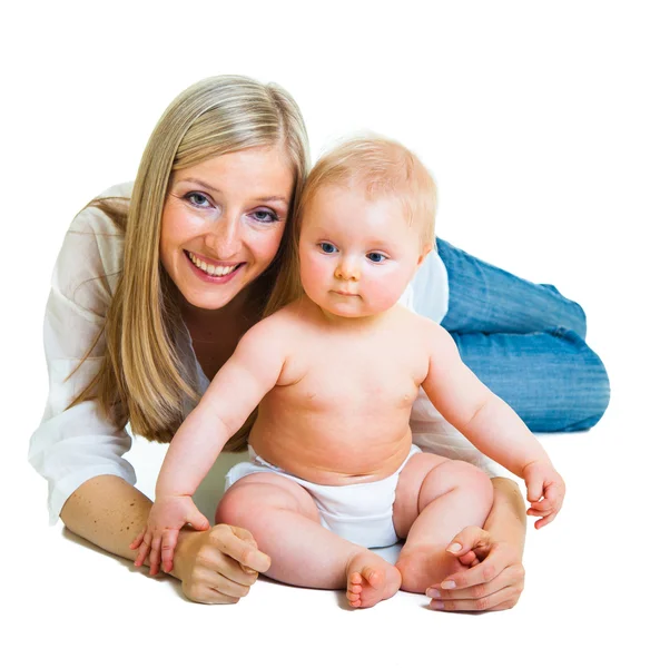 Holding sevimli bebek kız üzerinde beyaz izole anne — Stok fotoğraf