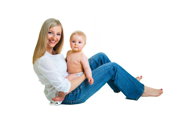 Mãe segurando bonito menina infantil isolado no branco — Fotografia de Stock