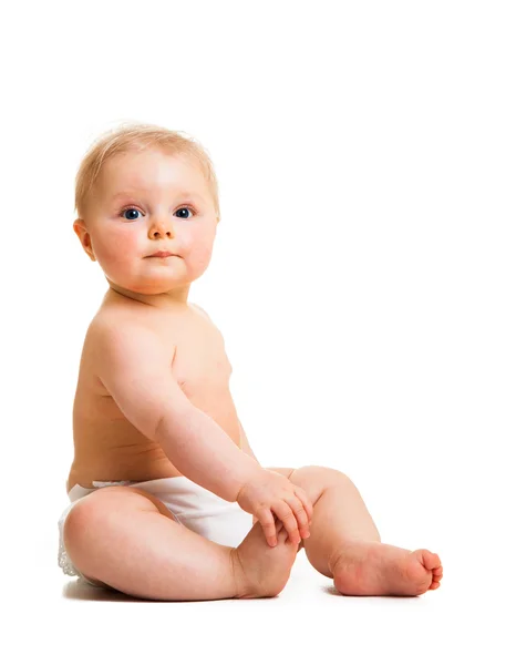 Schattige baby meisje zit geïsoleerd op wit — Stockfoto