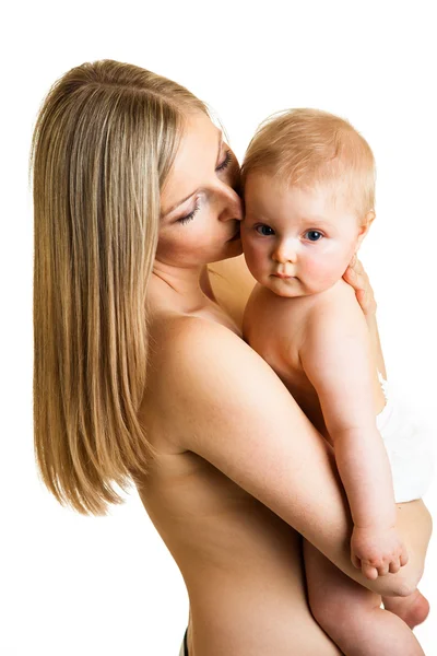 Matka gospodarstwa ładny dziewczyna niemowlę na białym tle — Zdjęcie stockowe