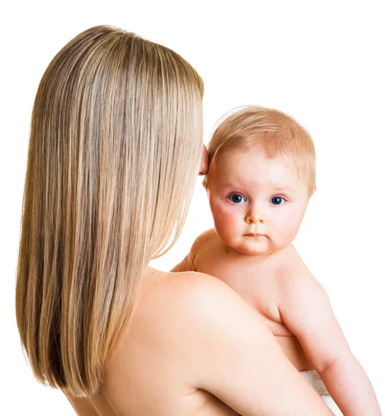 Holding sevimli bebek kız üzerinde beyaz izole anne — Stok fotoğraf