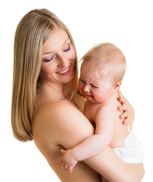 Mutter tröstet weinendes Säuglingsmädchen auf weißem Grund — Stockfoto