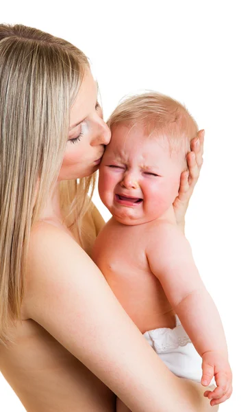 Mãe confortante choro menina infantil isolado no branco — Fotografia de Stock